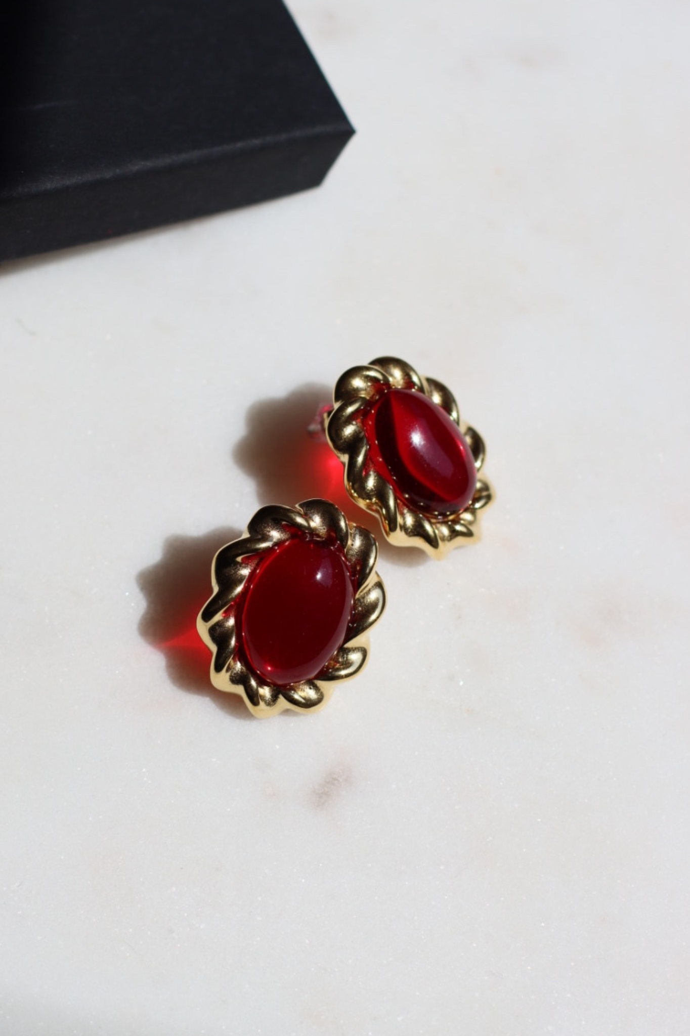 RETRO STYLE TWIST EARRINGS RED