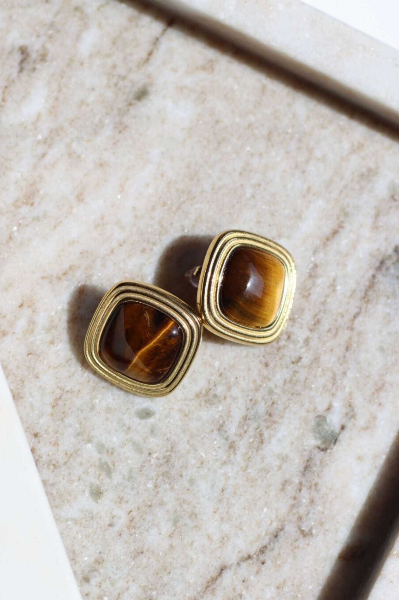 RETRO STYLE SQUARED EARRINGS WITH STONE