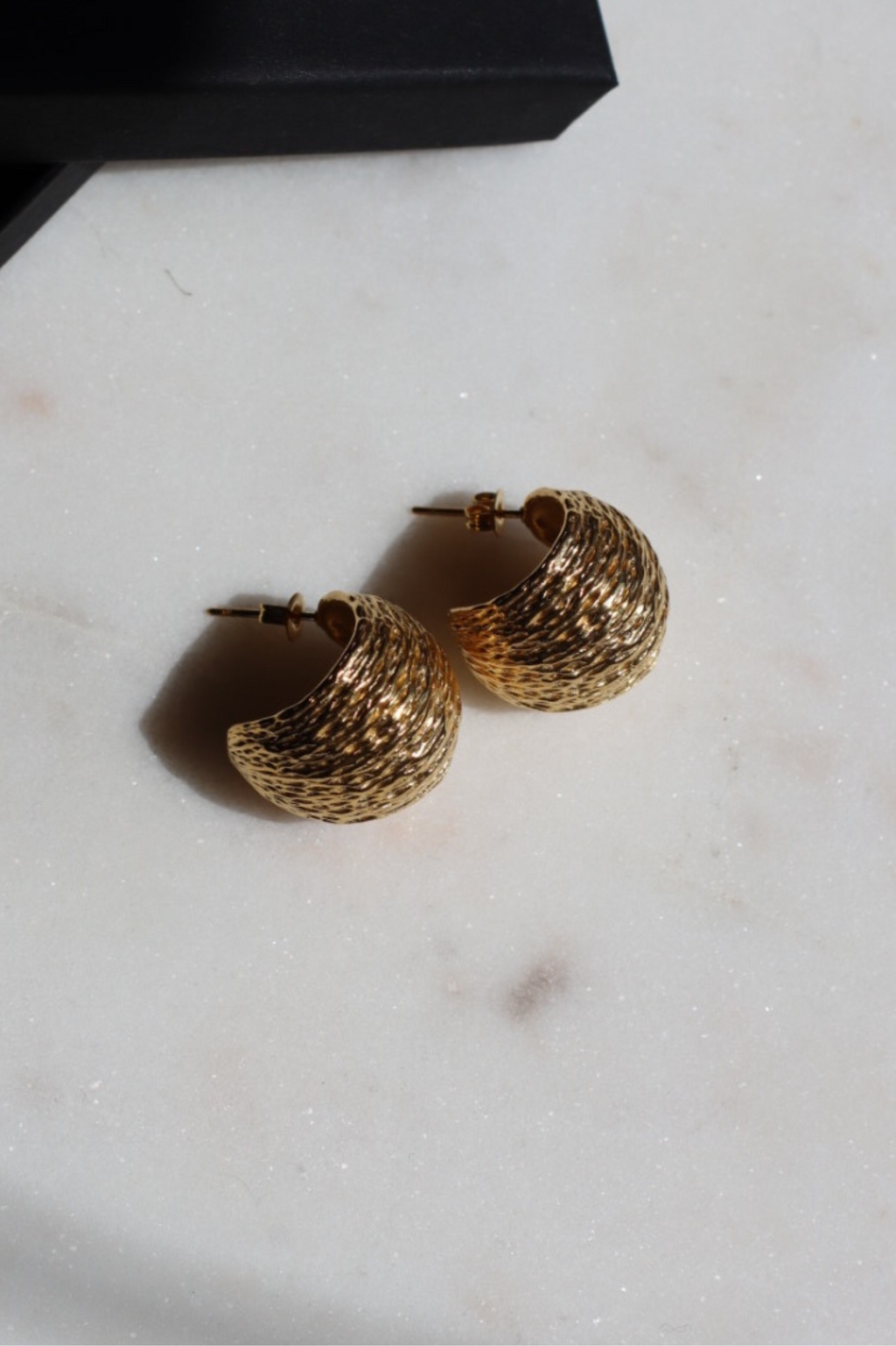 DEV TEXTURED EARRINGS GOLD COLOUR
