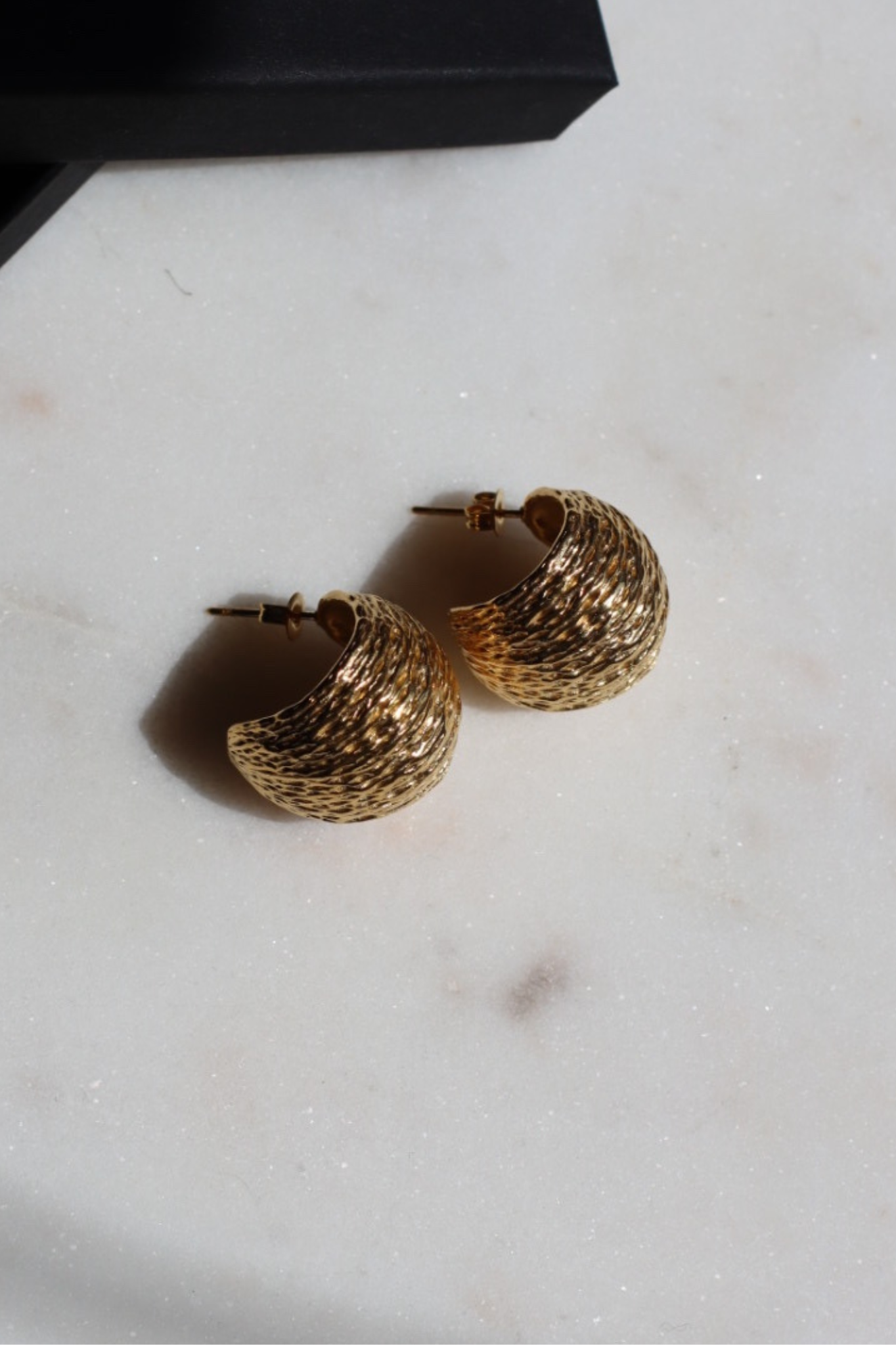 DEV TEXTURED EARRINGS GOLD COLOUR