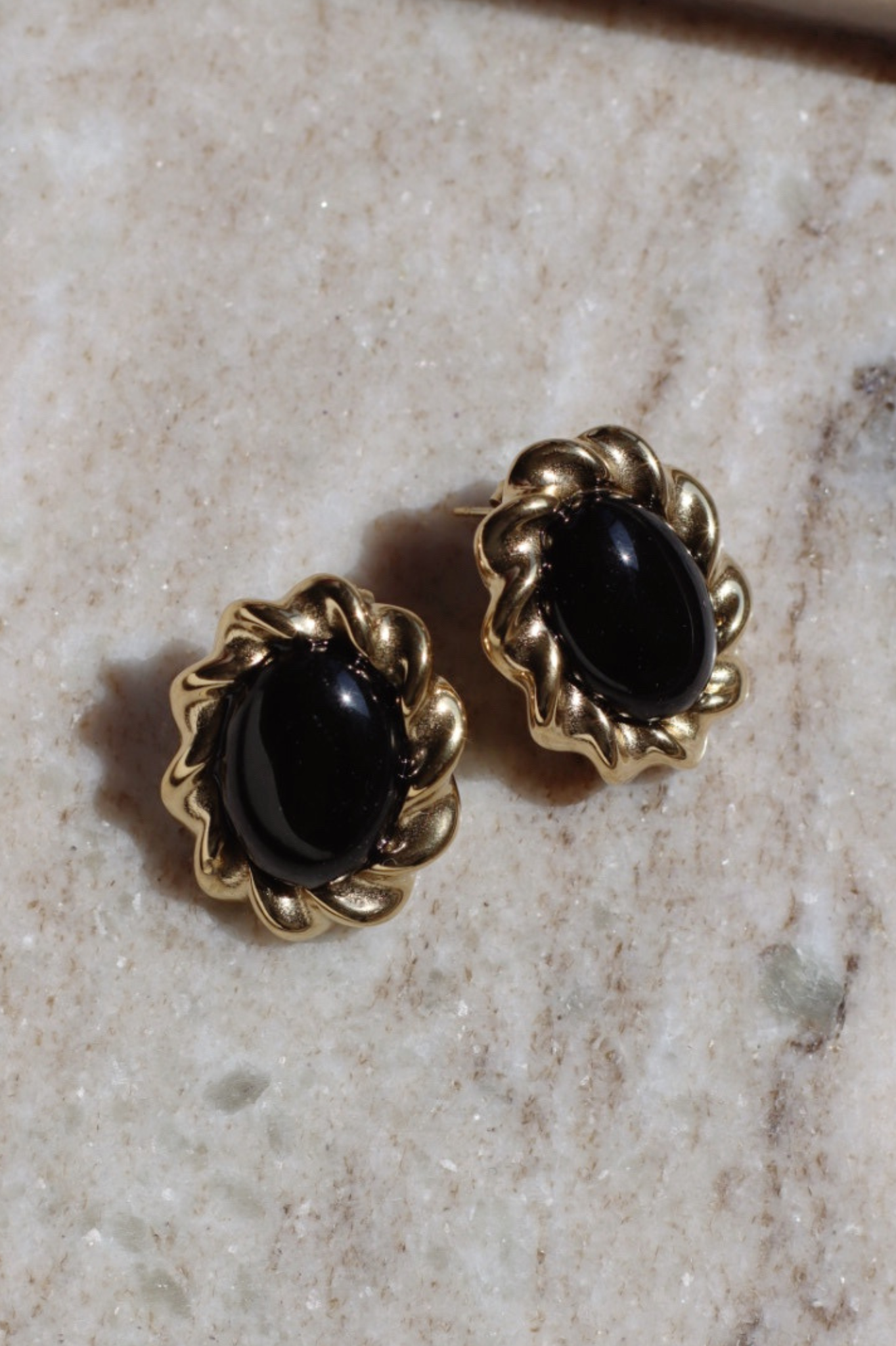 RETRO STYLE TWIST EARRINGS BLACK