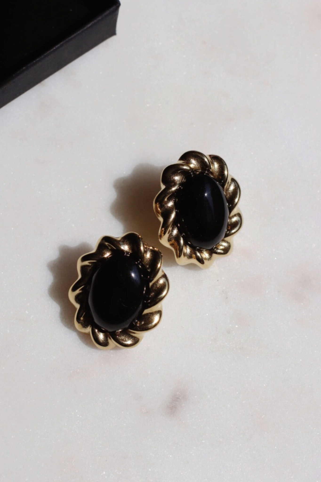 RETRO STYLE TWIST EARRINGS BLACK